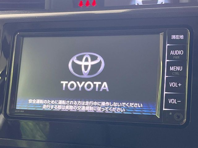 【純正ナビ】人気の純正ナビを装備しております。ナビの使いやすさはもちろん、オーディオ機能も充実！キャンプや旅行はもちろん、通勤や買い物など普段のドライブも楽しくなるはず♪