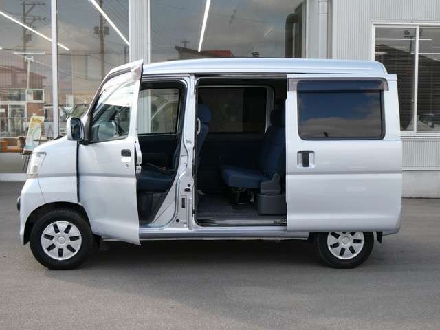 両面スライドドアとなっております！狭い場所に駐車した時に安心して横にスライドして乗り降りできますよ！