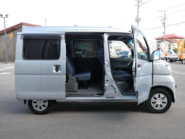 両面スライドドアとなっております！狭い場所に駐車した時に安心して横にスライドして乗り降りできますよ！