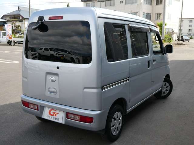 後席の窓ガラスはプライバシーガラスになっています。車内を見えづらくすることでプライバシー保護に役立ち、なおかつ冷房の効果を高めてくれる効果もあります！