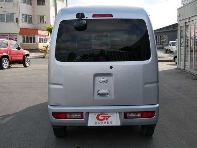 清潔感と高級感を兼ね備えたシルバーの車体色です。掲載情報以外にも気になる点がございましたら、お気軽にお問い合わせください！