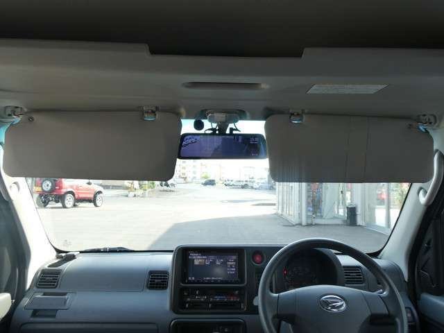 運転席・助手席ともにサンバイザーが付いています。