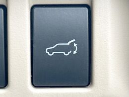 【パワーバックドア】スマートキーや運転席のボタンを押すだけでリアゲートが自動で開閉します！荷物を持っている時や、高い位置にあるバックドアを閉める際に便利な機能です♪