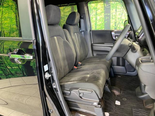 運転席まわりには十分なスペースがあり、大柄な方でもゆったり運転していただける環境です。