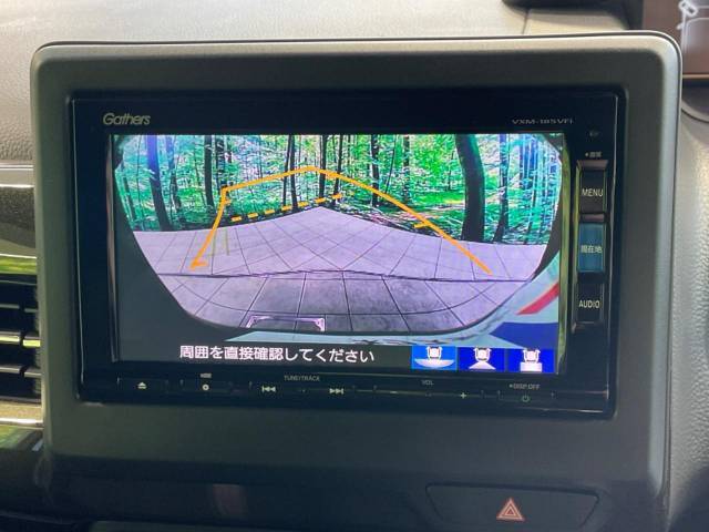 【バックカメラ】駐車時に後方がリアルタイム映像で確認できます。大型商業施設や立体駐車場での駐車時や、夜間のバック時に大活躍！運転スキルに関わらず、今や必須となった装備のひとつです！