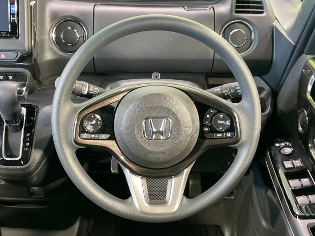 【ステアリングスイッチ】運転中、前方から目線をそらすことなく、オーディオ等の操作が可能な便利機能！安心＆快適なドライブを演出してくれます♪
