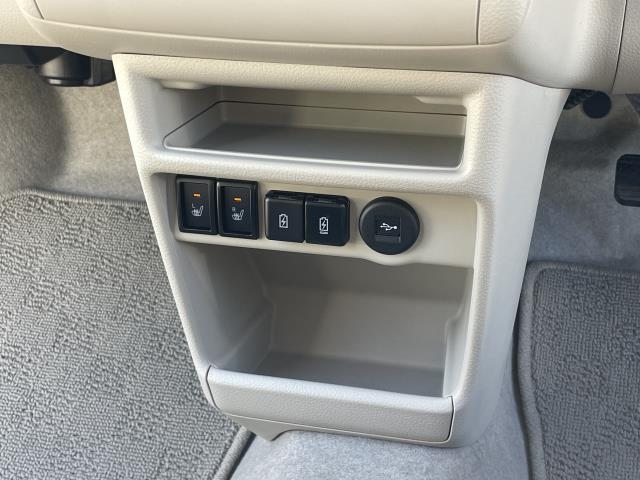 運転席・助手席のシートヒータースイッチ♪充電用と入力用USBポート♪ロアポケットです♪