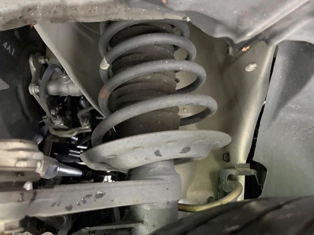 お車を安心してお乗りいただく為には、足回りの定期点検が欠かせません。サービスサポート（有償保証）では無料点検もご提供しており、安心のカーライフをお過ごしいただけるサポート体制が整っています。