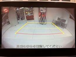 【バックカメラ】運転席から画面上で安全確認ができます。駐車が苦手な方にもオススメな便利機能です。