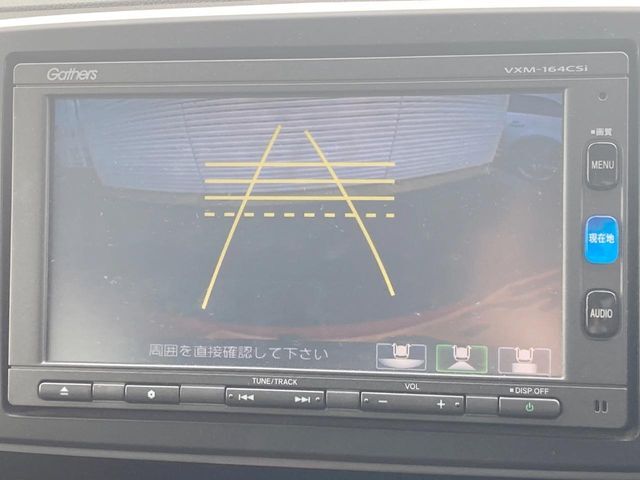 【バックカメラ】駐車時に後方がリアルタイム映像で確認できます。大型商業施設や立体駐車場での駐車時や、夜間のバック時に大活躍！運転スキルに関わらず、今や必須となった装備のひとつです！
