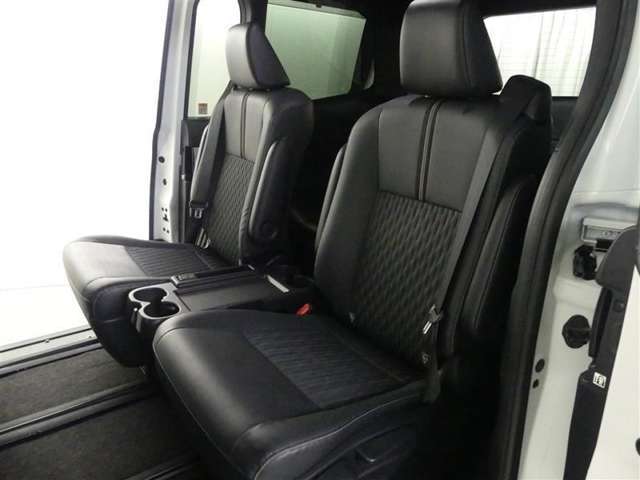 ゆとりある広々とした車内空間は、ドライブを始め買い物やレジャーなど、幅広く活躍します。一人でもみんなとでもお出かけを楽しみましょう！