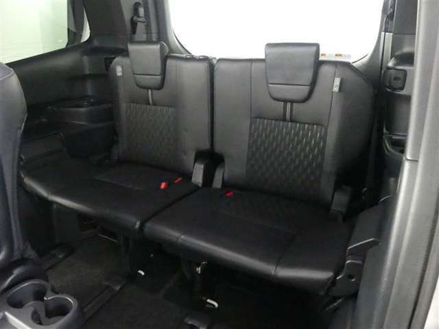 3列目シートもひろびろとしたスペースを確保しています。大人数でのお出かけもばっちりです！