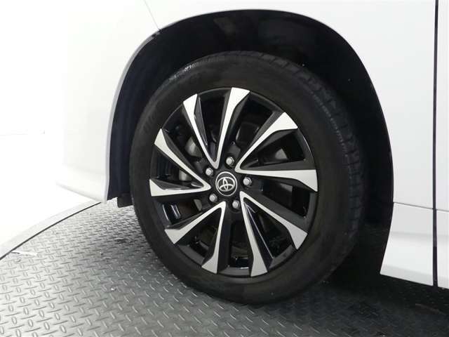 スポーティな印象を与える純正ホイールです。どこまでも走っていきたくなるようなデザインですね♪