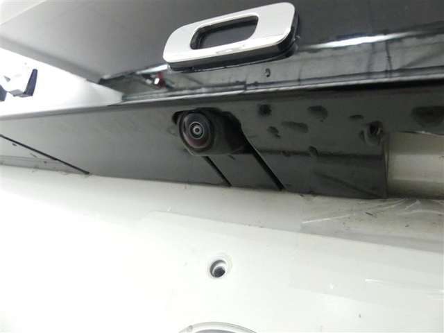バックカメラが付いているので後方確認が非常にしやすいです。今や運転初心者も熟練者も必須装備！ついていて損はないですね♪