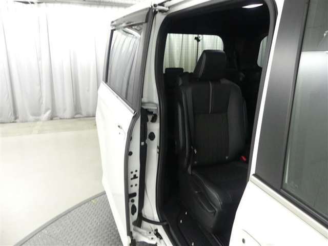 両側パワースライドドア付きだから、狭い駐車スペースなどでの 乗り降りラクラク！小さなお子さまのいるご家庭には嬉しい装備。