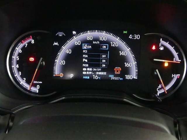 とっても見やすいメーターです。夜間時はラグジュアリーな気分にさせてくれる照明が魅力ですので、夜のドライブも楽しみになりますよ♪
