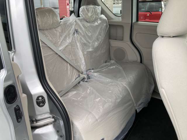 後部座席はプライバシーガラスで す。断熱効果があるので、日光に よる車内温度の上昇を防いでくれ ます。その為、夏場のエアコンは 効きが良くなり、快適に過ごせま す。