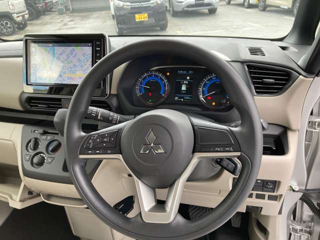 【シンプルなハンドル】ハンドルはシンプルなデザインとなっております☆軽くて運転がしやすいですよ☆