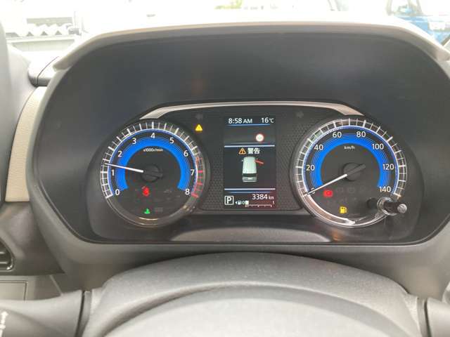 シンプルで見やすいメーターパネルです！LEDパネルで夜でも見やすいですよ！