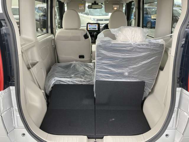 独立しているので荷物に応じて変更ができます。後部座席もスライドして調整が出来ます。