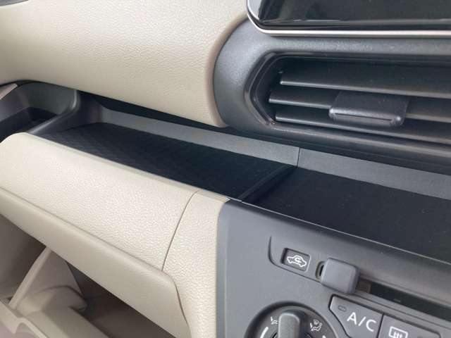 インパネ部にも収納スペースがあります。ちょっとした物を置けるスペースがあって便利ですよ！