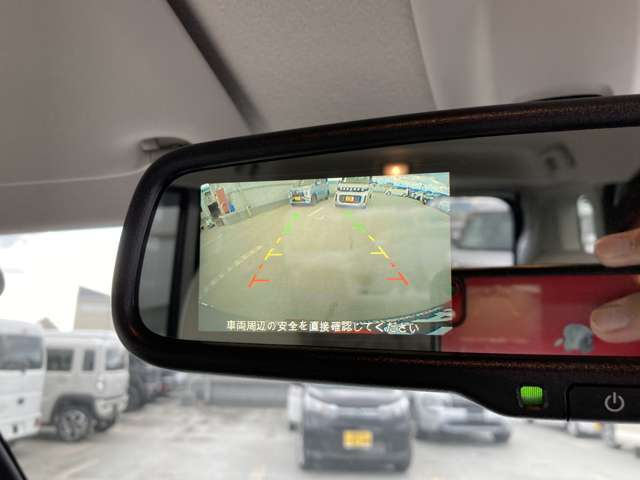 バックモニター内蔵ルームミラーです。後方の確認を映像で目視できれば、安心ですよね。