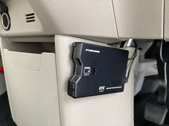 ETC付きです。高速道路料金所で の小銭の出し入れや雨天時にお ける窓の開け閉めなどの煩わしさ が解消できます。料金所の通過も スムーズで快適ですよ。