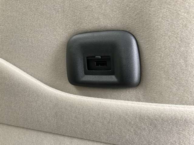 助手席の後ろにはUSBソケットも付いているので携帯の充電など出来て便利ですよ！