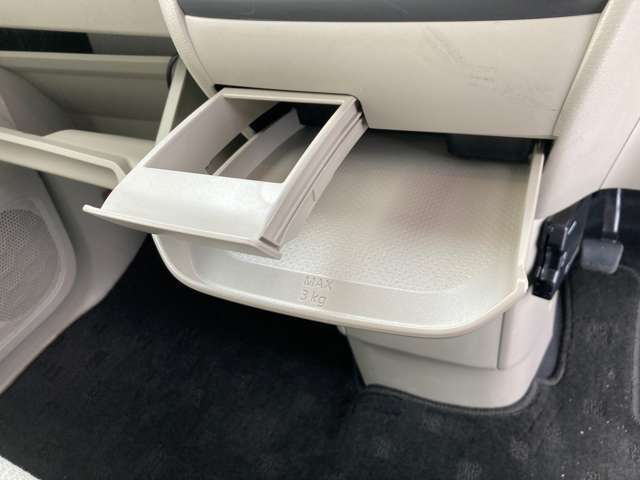 運転席と助手席の間にもドリンクホルダーが付いてます！テーブルとしても使えます。