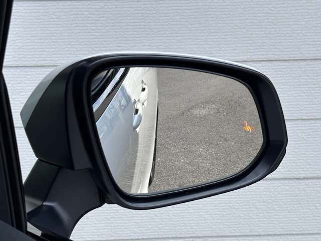 ブラインドスポットモニターで車線変更時に車両接近をお知らせ致します。