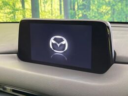 【8インチマツダコネクト】車内の雰囲気にマッチした大型のディスプレイ。スマホ接続でのナビ使用やBluetooth再生等、様々な機能が楽しめます。直感的なダイヤル操作が可能で、使い勝手も良好です。