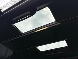 メーカーオプション左右独立式ムーンルーフ装備☆高級車やSUV車など幅広く好まれるメーカーオプション装備の一つ☆車内に自然光の明るさを取り入れることができ、とても暖かく春先などには重宝します☆