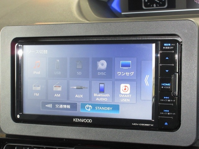 ナビゲーションはケンウッドメモリーナビ（MDV-D308BTW）を装着しております。AM、FM、CD、DVD再生、Bluetooth、フルセグTVがご使用いただけます。