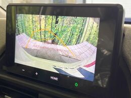 【バックカメラ】駐車時に後方がリアルタイム映像で確認できます。大型商業施設や立体駐車場での駐車時や、夜間のバック時に大活躍！運転スキルに関わらず、今や必須となった装備のひとつです！