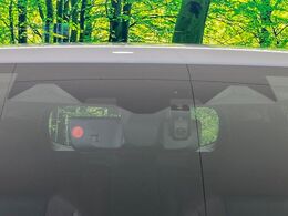 【アイサイトX】衝突被害軽減ブレーキはもちろん、『渋滞時ハンズオフアシスト』や『渋滞時発進アシスト』『カーブ前速度制御』等、従来よりも幅広いシーンで安全走行をサポートしてくれます。