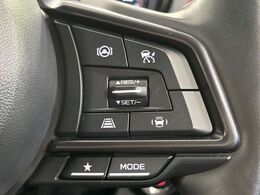 【全車速追従機能付クルーズコントロール】高速道路での長距離走行が楽に！！自動で速度を保つクルーズコントロールが、衝突軽減システムと連携し、前方の車両を感知して車間を保つように速度調節してくれます！！