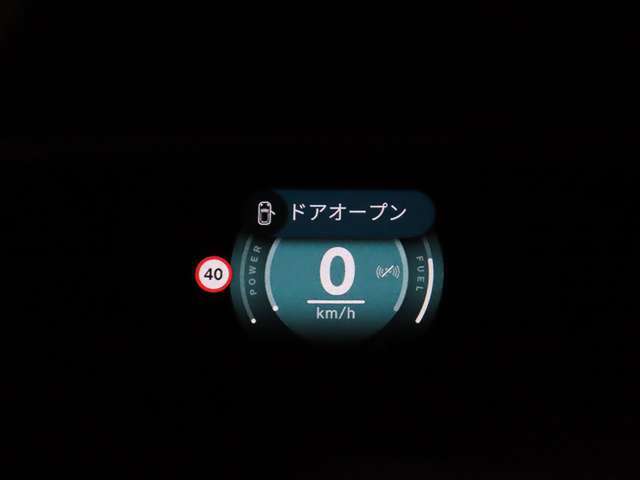 ヘッドアップディスプレイは視認性が非常に良く、運転時の視線を逸らさず様々な情報の確認が行えます。
