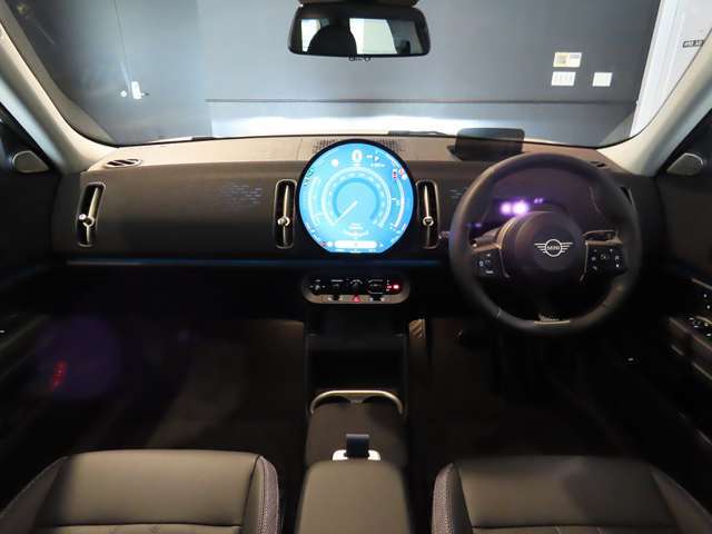 運転席及び助手席におかけになっている瞬間をイメージしてみてください。重厚感のある室内空間は外からの音を遮断し、唯一のプライベート空間を演出しております。