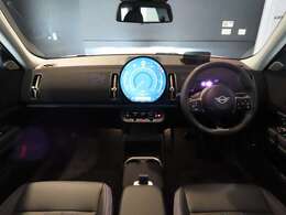 運転席及び助手席におかけになっている瞬間をイメージしてみてください。重厚感のある室内空間は外からの音を遮断し、唯一のプライベート空間を演出しております。