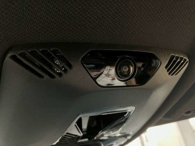 【オプション＝Mパッケージ】運転席・助手席の中間上部には360°タイプのインテリアカメラが採用されております。メインモニターにてご確認いただけます。