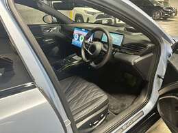 スポーティーな運転席周り