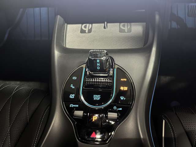 クリスタルをモチーフとした精巧な電動シフトレバー