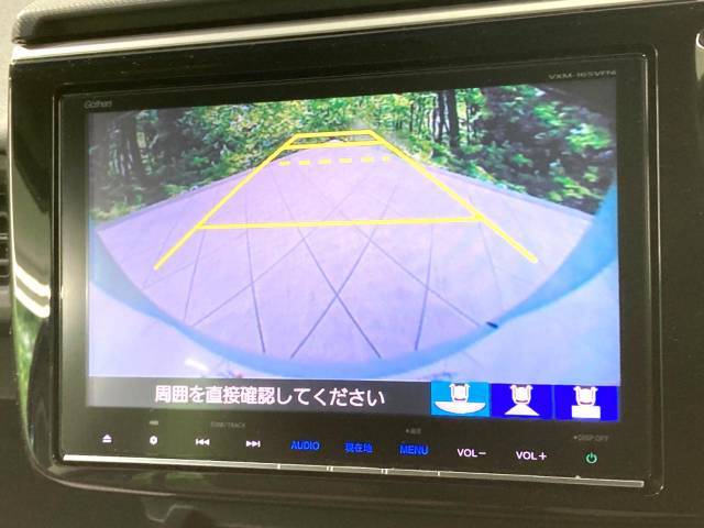 【バックカメラ】駐車時に後方がリアルタイム映像で確認できます。大型商業施設や立体駐車場での駐車時や、夜間のバック時に大活躍！運転スキルに関わらず、今や必須となった装備のひとつです！