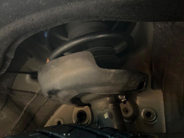 お車を安心してお乗りいただく為には、足回りの定期点検が欠かせません。サービスサポート（有償保証）では無料点検もご提供しており、安心のカーライフをお過ごしいただけるサポート体制が整っています。