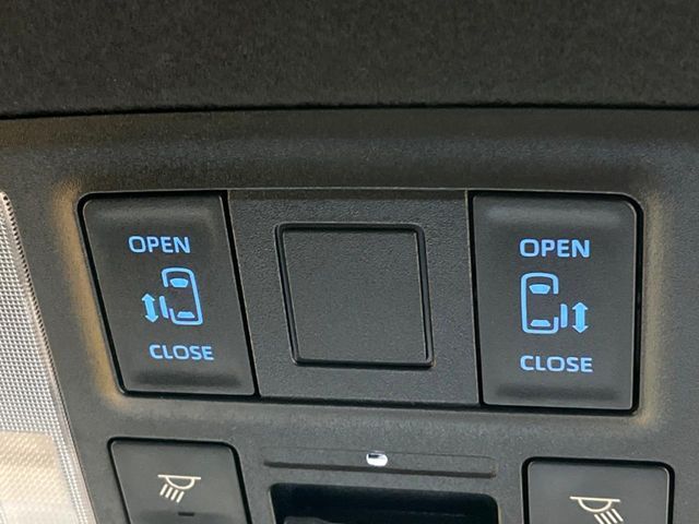【両側パワースライドドア】スマートキーや運転席のスイッチで後席両側スライドドアの開閉が可能♪電動だから力を入れてドアを開ける必要が無く、小さなお子様でも簡単に開け閉めでき快適です♪