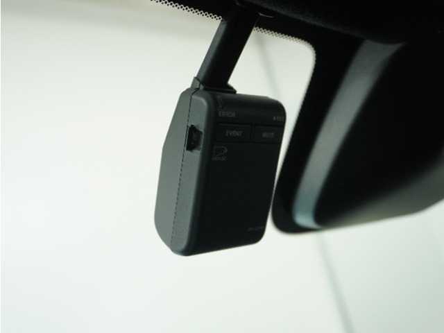 ◆ドライブレコーダー◆映像・音声などを記録する自動車用の装置です。　もしもの事故の際の記録はもちろん、旅行の際の思い出としてドライブの映像を楽しむことができます。