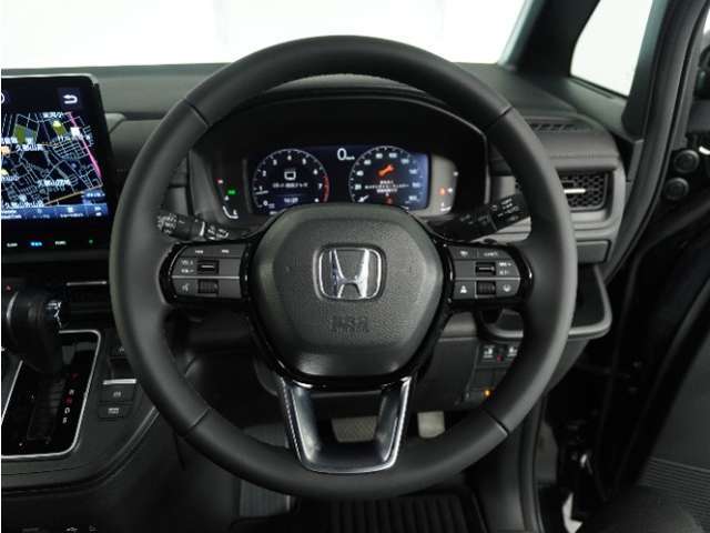 【Honda SENSING】 カメラ等装置で精度の高い検知能力を発揮、安全運転を支援します。ステアリング上のコントローラーに注目！