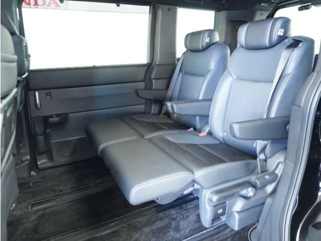 ◆オットマン装備◆2列目シートは、足を置けるオットマン。ソファのようにくつろげる座り心地です。ゆったりとドライブを楽しめます。