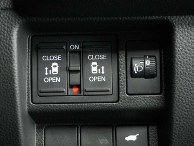 ◆電動スライドドア◆狭い駐車場でも乗り降りが楽々♪お子様が隣の車にドアを当ててしまう心配もございません！小さなお子様連れの方もこれで安心。