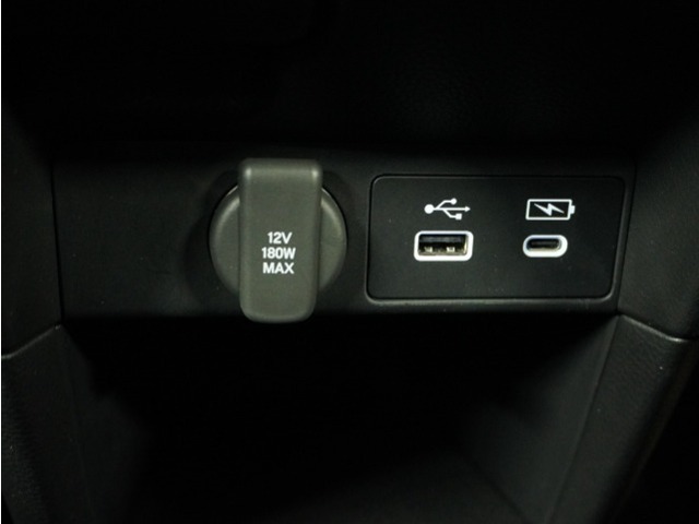 スマートフォンの充電等にも便利な電源ソケットも使いやすい場所に装備されています。